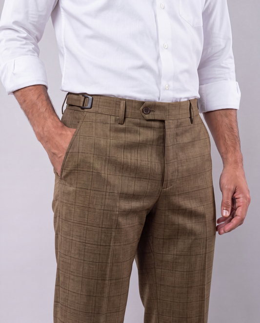 Calça de Alfaiataria com Ajustador Lateral de Fivela