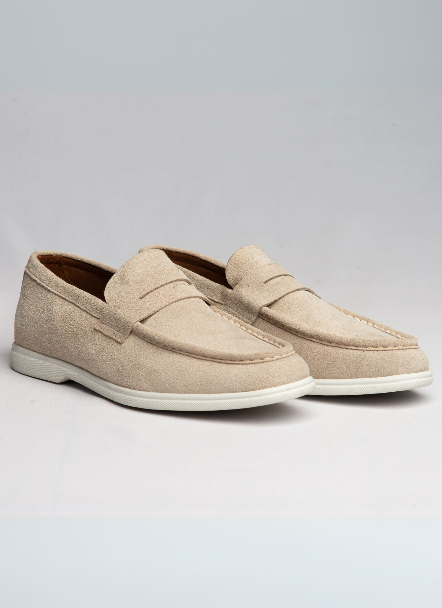 Loafer em Camurça Solado Branco